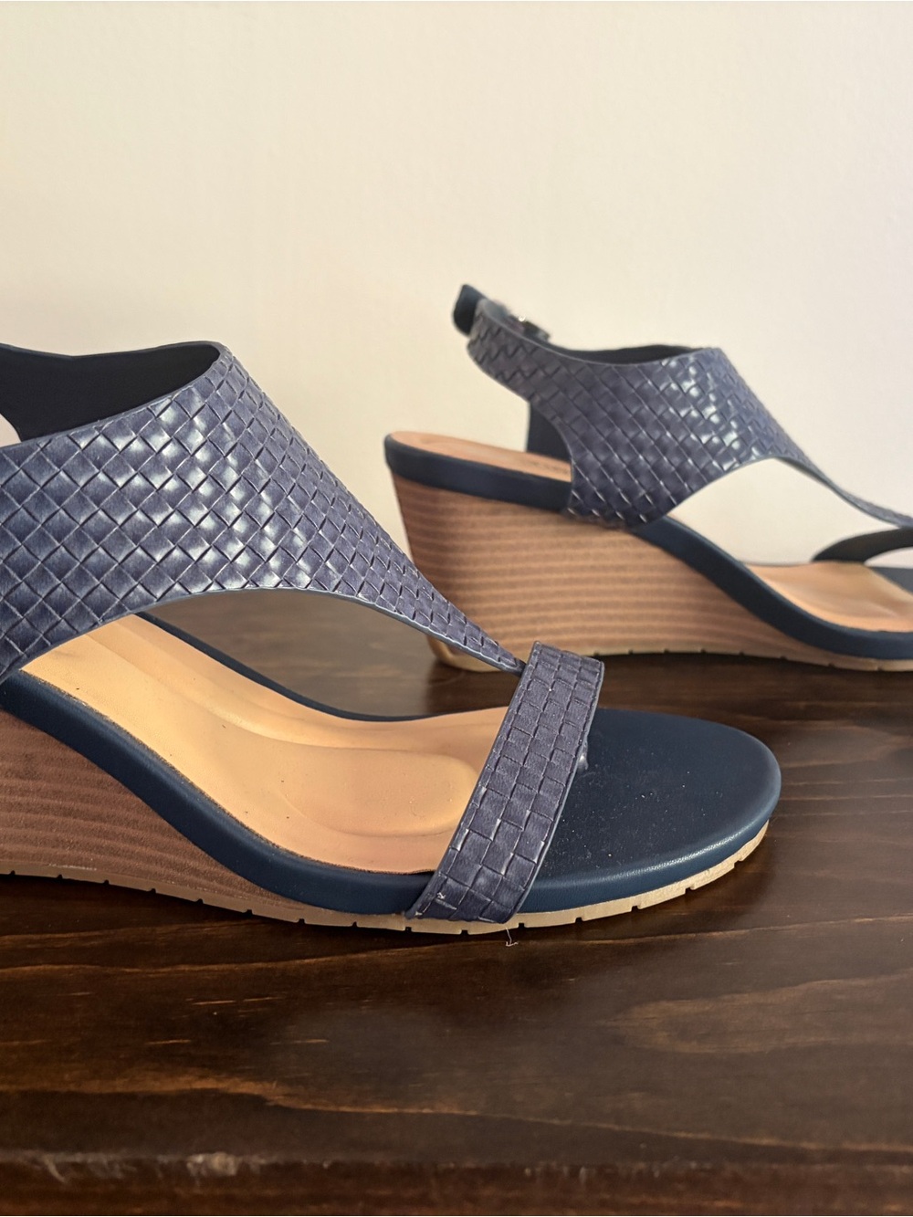 Kenneth Cole Reaction Greatly Thong Wedge Sandals Navy Blue Woven 9